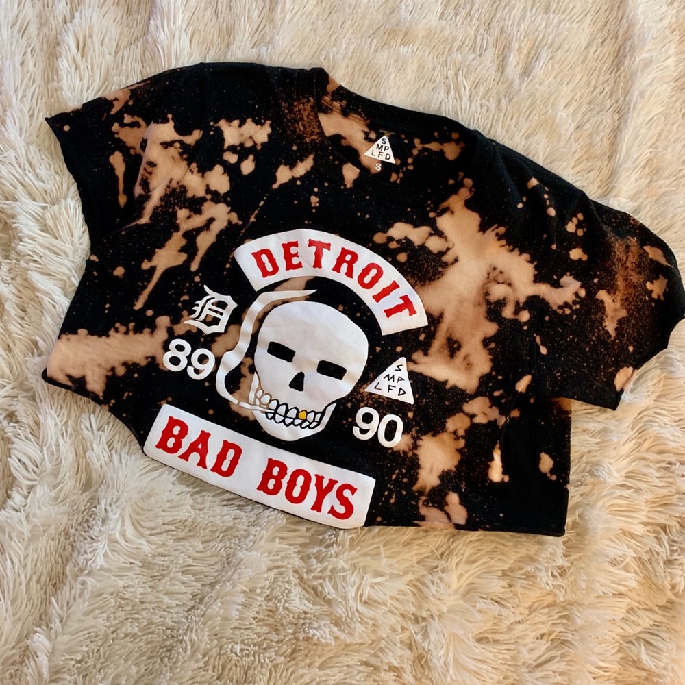Detroit crop top T-shirt.